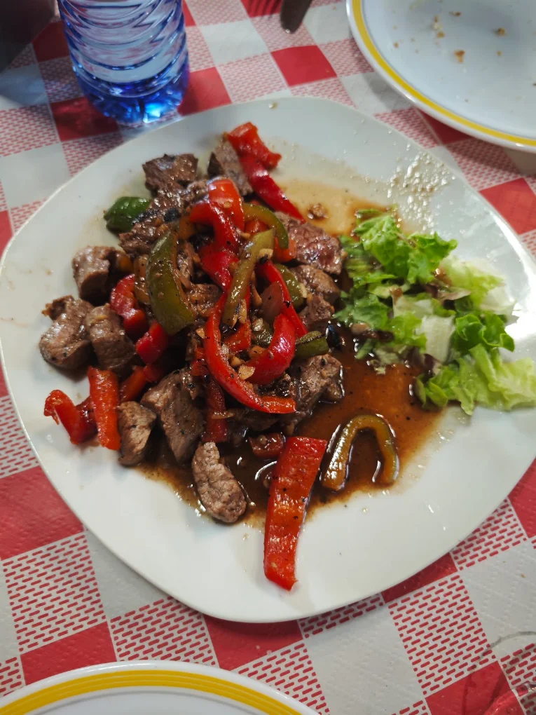 Carne a la brasa con pimientos